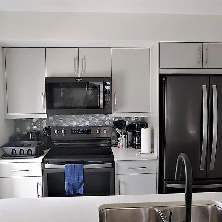 Serene 2 Bedroom Condo With Balcony And Lakeview ウィニペグ エクステリア 写真