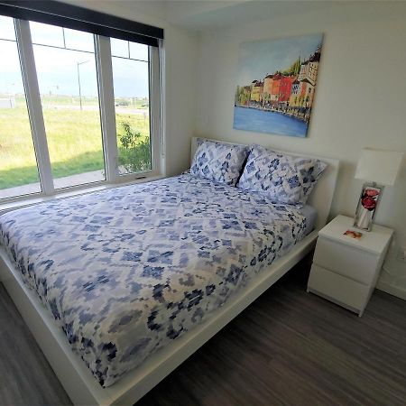 Serene 2 Bedroom Condo With Balcony And Lakeview ウィニペグ エクステリア 写真