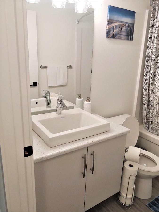 Serene 2 Bedroom Condo With Balcony And Lakeview ウィニペグ エクステリア 写真