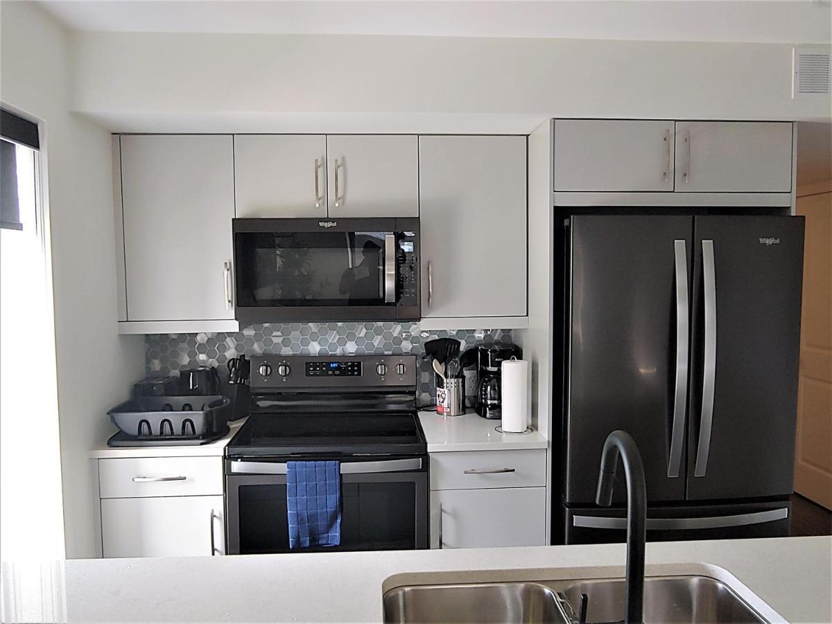 Serene 2 Bedroom Condo With Balcony And Lakeview ウィニペグ エクステリア 写真