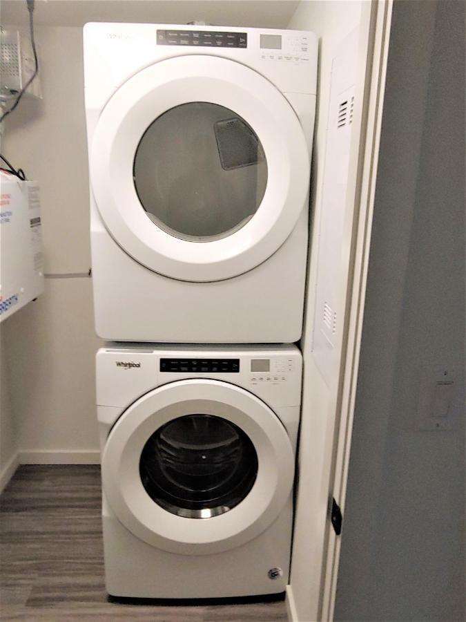 Serene 2 Bedroom Condo With Balcony And Lakeview ウィニペグ エクステリア 写真