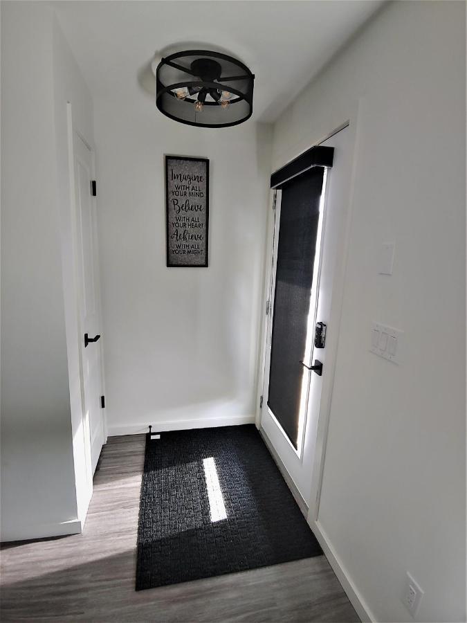 Serene 2 Bedroom Condo With Balcony And Lakeview ウィニペグ エクステリア 写真