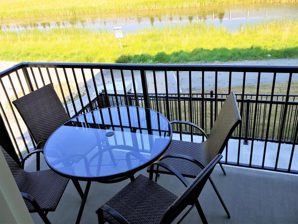 Serene 2 Bedroom Condo With Balcony And Lakeview ウィニペグ エクステリア 写真