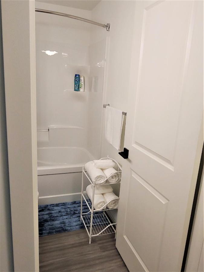 Serene 2 Bedroom Condo With Balcony And Lakeview ウィニペグ エクステリア 写真