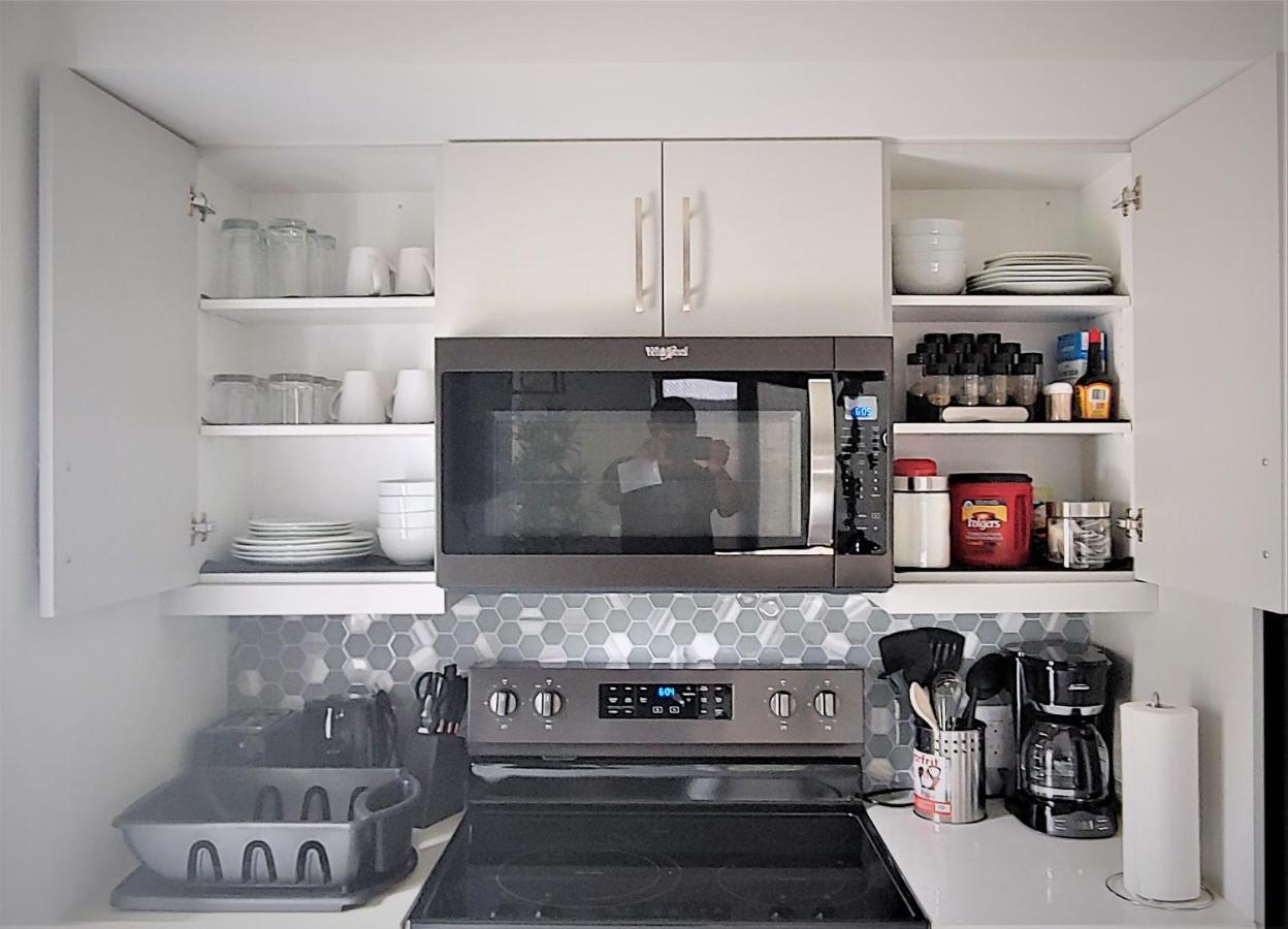 Serene 2 Bedroom Condo With Balcony And Lakeview ウィニペグ エクステリア 写真