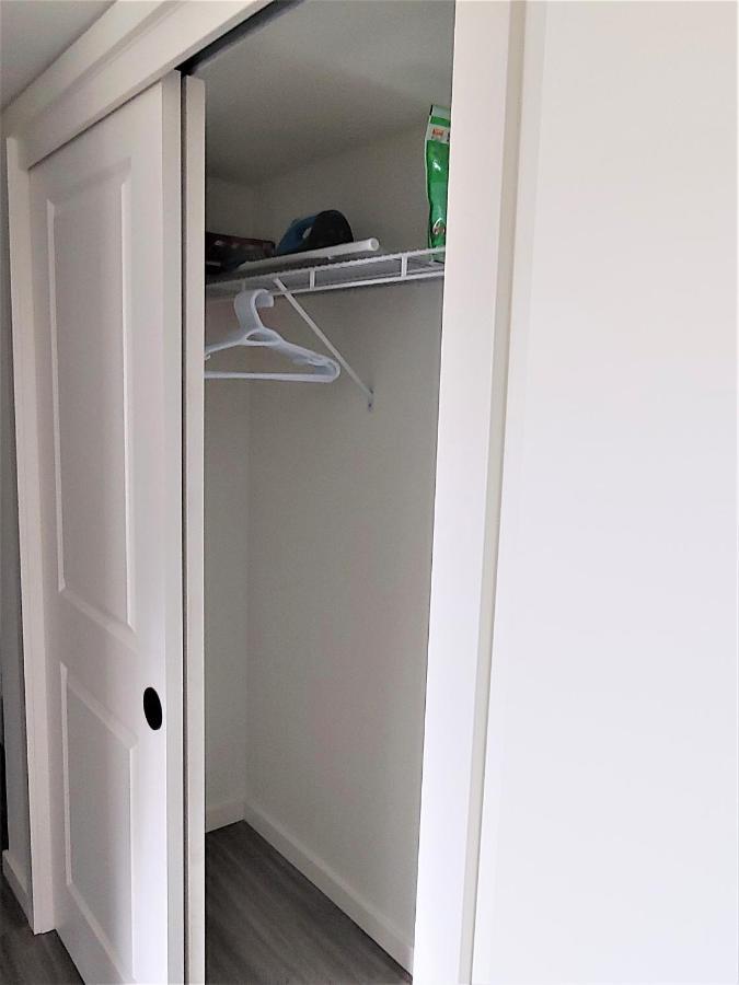 Serene 2 Bedroom Condo With Balcony And Lakeview ウィニペグ エクステリア 写真