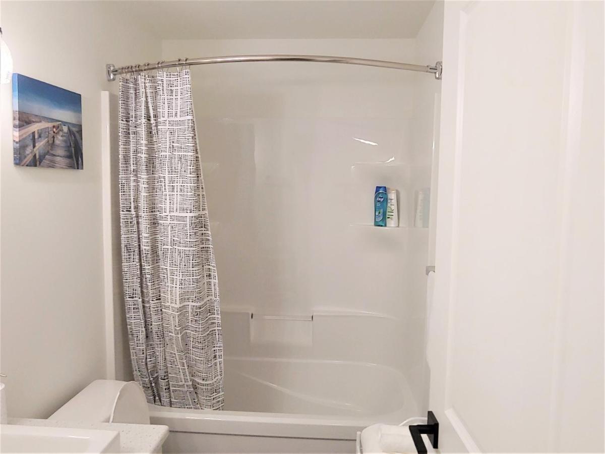 Serene 2 Bedroom Condo With Balcony And Lakeview ウィニペグ エクステリア 写真