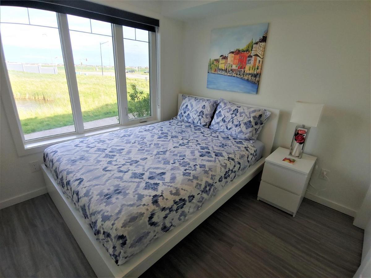Serene 2 Bedroom Condo With Balcony And Lakeview ウィニペグ エクステリア 写真