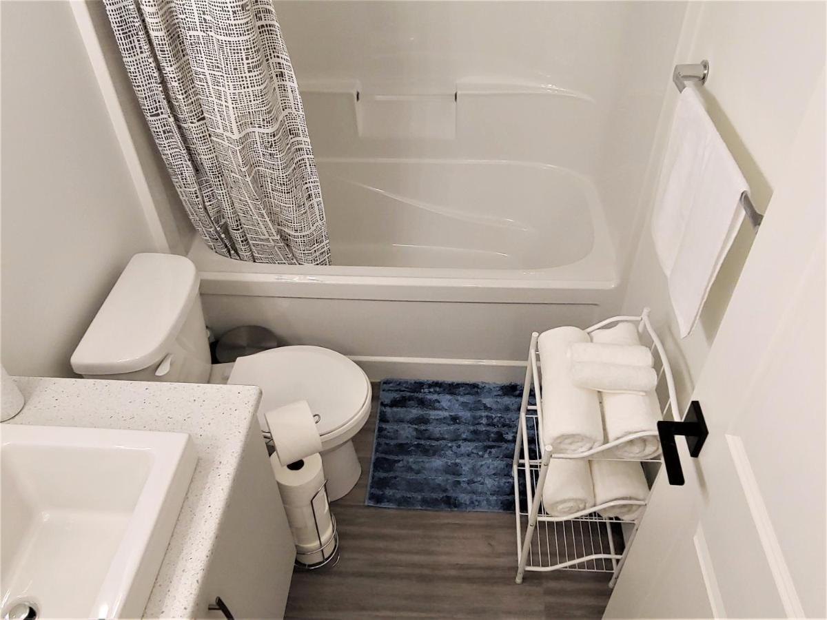 Serene 2 Bedroom Condo With Balcony And Lakeview ウィニペグ エクステリア 写真