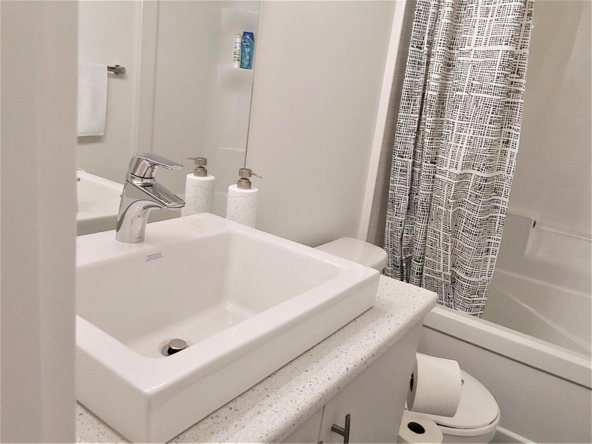 Serene 2 Bedroom Condo With Balcony And Lakeview ウィニペグ エクステリア 写真