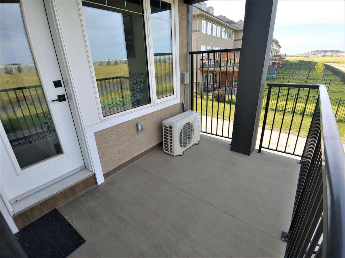 Serene 2 Bedroom Condo With Balcony And Lakeview ウィニペグ エクステリア 写真