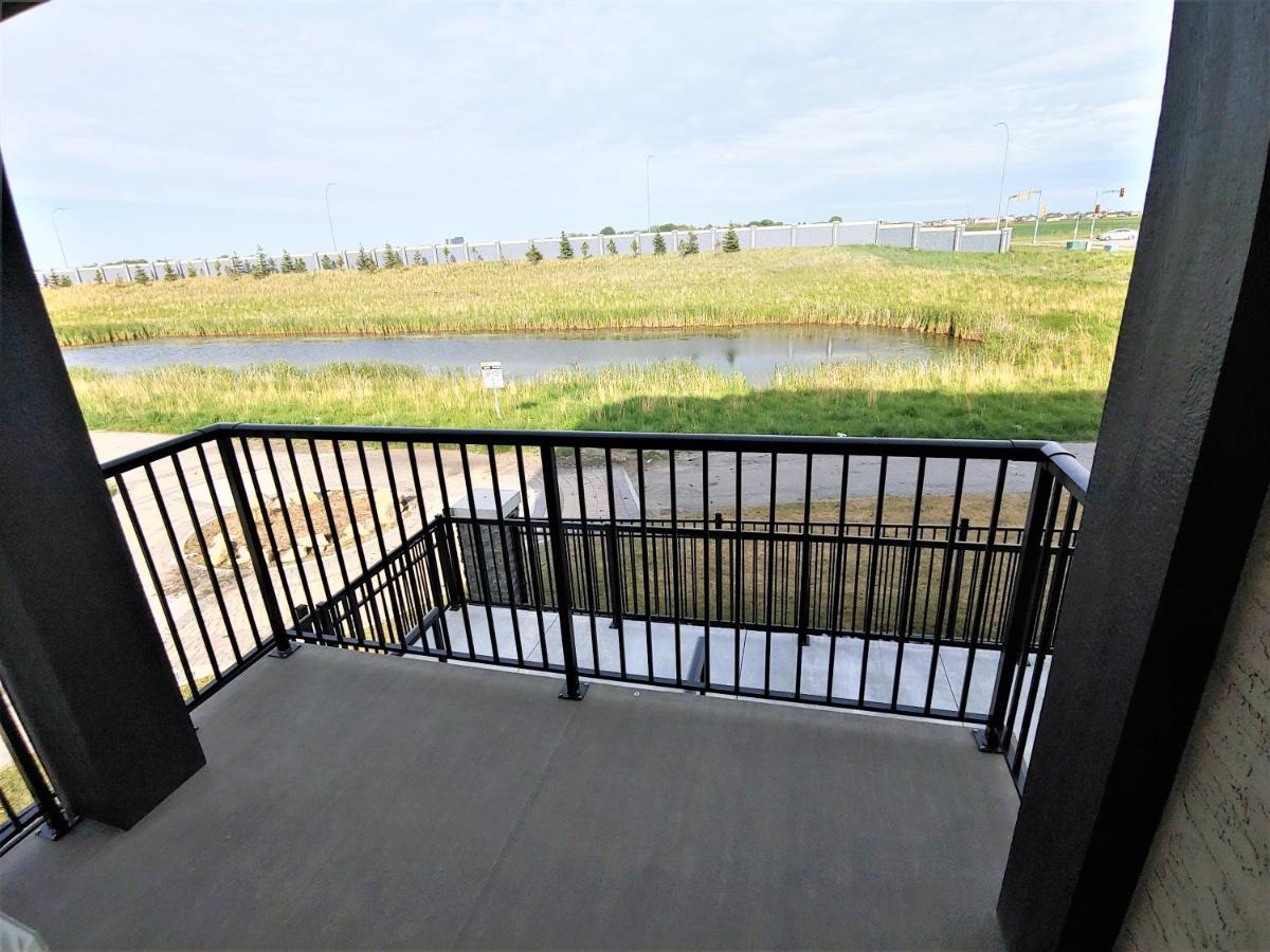 Serene 2 Bedroom Condo With Balcony And Lakeview ウィニペグ エクステリア 写真