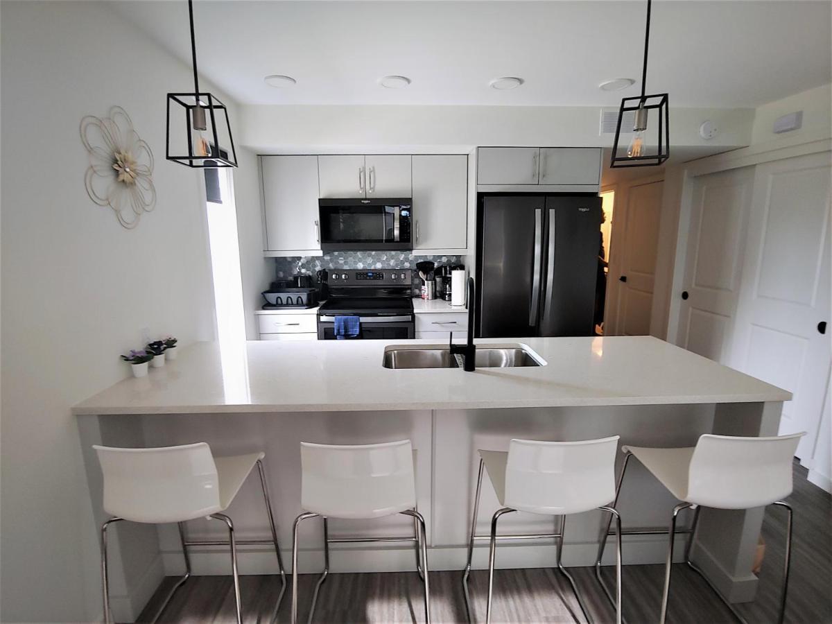 Serene 2 Bedroom Condo With Balcony And Lakeview ウィニペグ エクステリア 写真